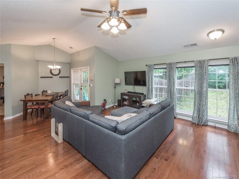 8233 Braids Bend Ct, Charlotte, NC 28269