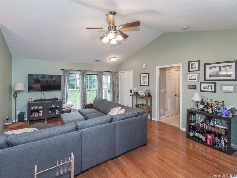8233 Braids Bend Ct, Charlotte, NC 28269