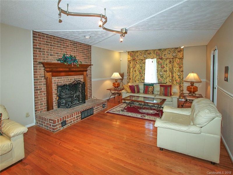 8228 Mabe Dr, Charlotte, NC 28216