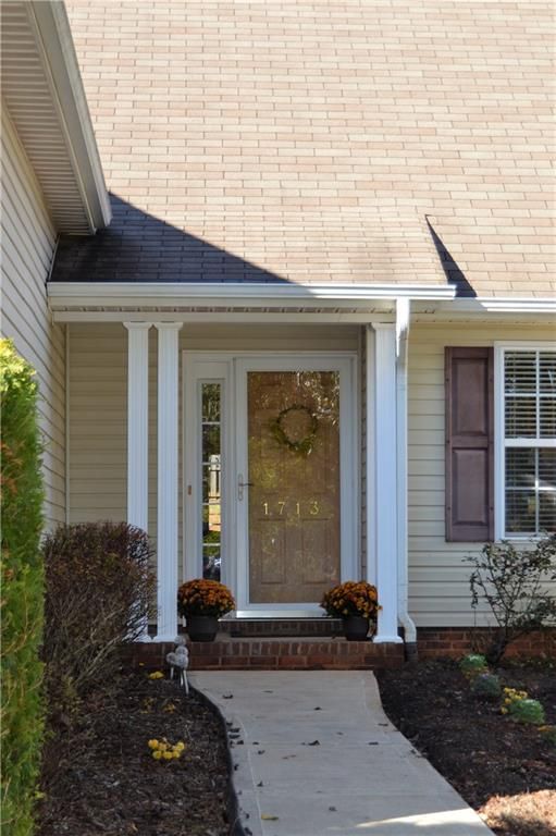 1713 Pipers Ridge Cir NW, Conover, NC 28613