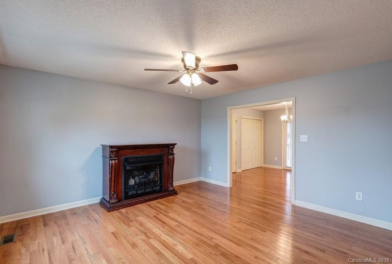 137 Stonefield Dr, Statesville, NC 28677