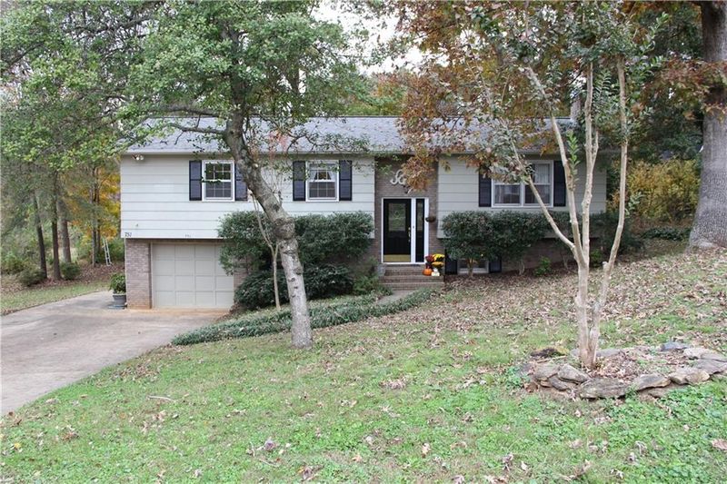 751 23rd Ave NE, Hickory, NC 28601