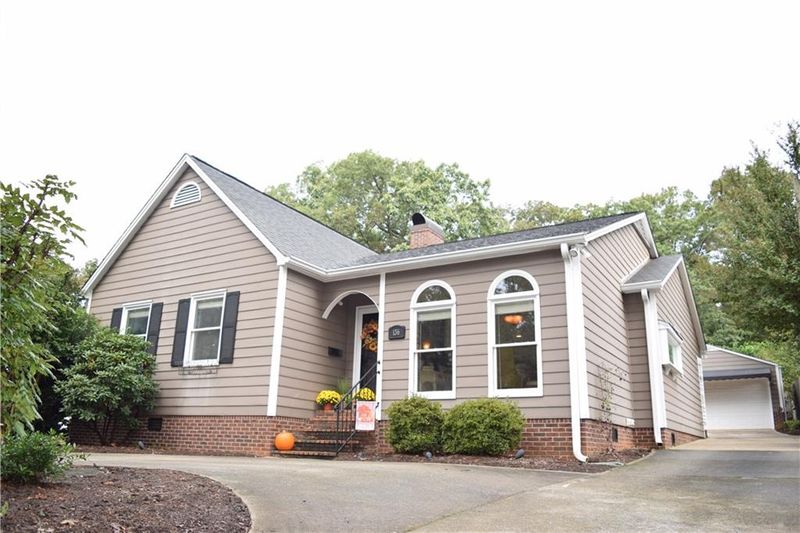 136 8th Ave NW, Hickory, NC 28601