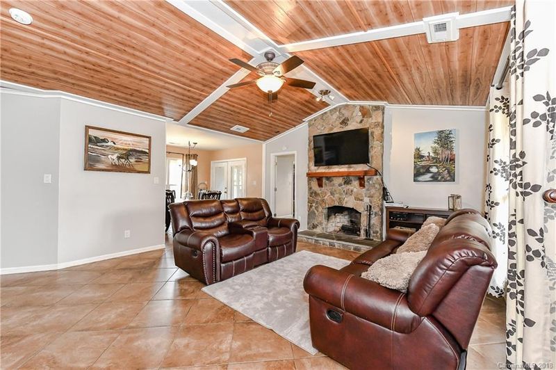 2400 Olde Whitehall Rd, Charlotte, NC 28273