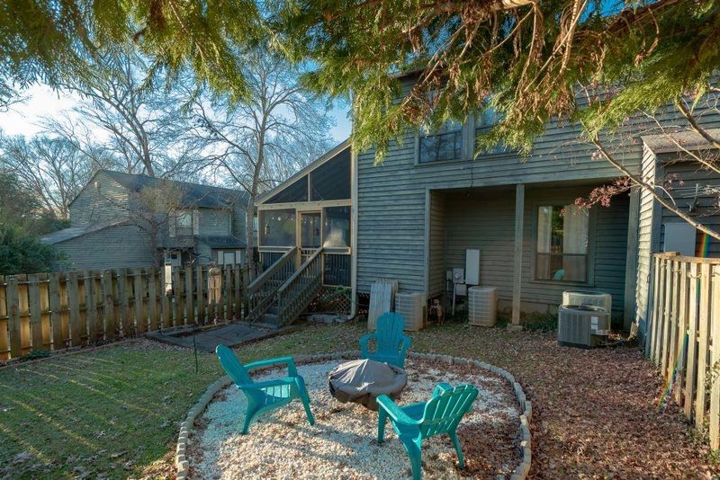 4340 Center St #304, Hickory, NC 28601