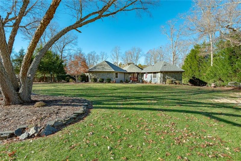 4727 Elmhurst Dr NE, Hickory, NC 28601