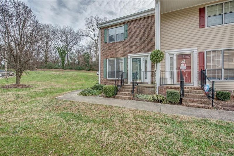 941 Surry Ln, Gastonia, NC 28054