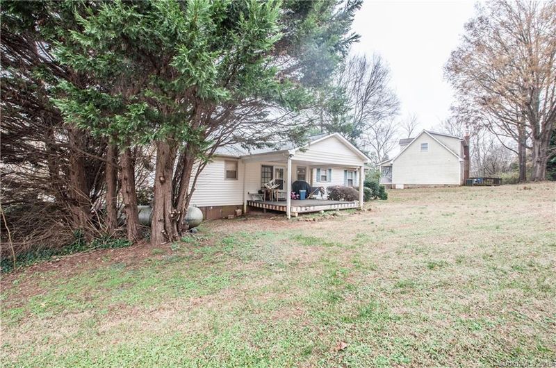 5561 Brookwood Ln, Hickory, NC 28602
