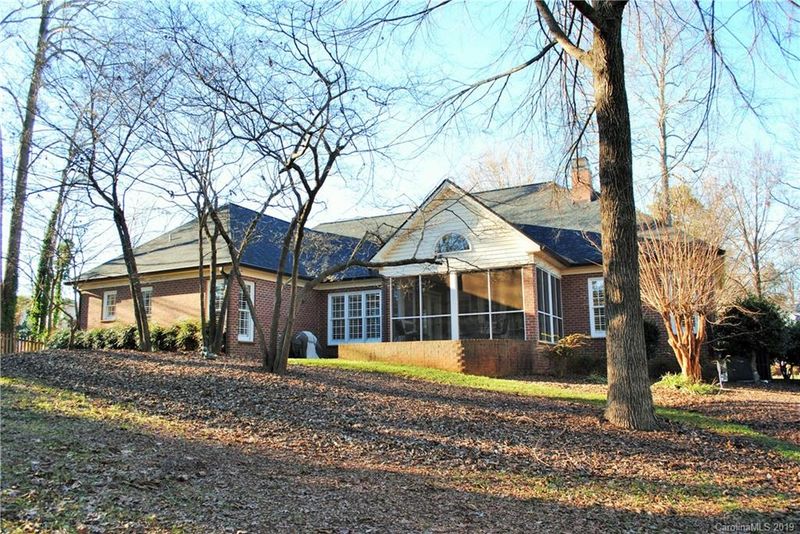 619 Peacehaven Rd, Kannapolis, NC 28083