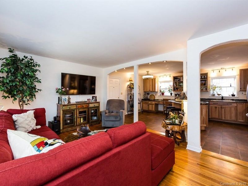 624 E John St, Matthews, NC 28105