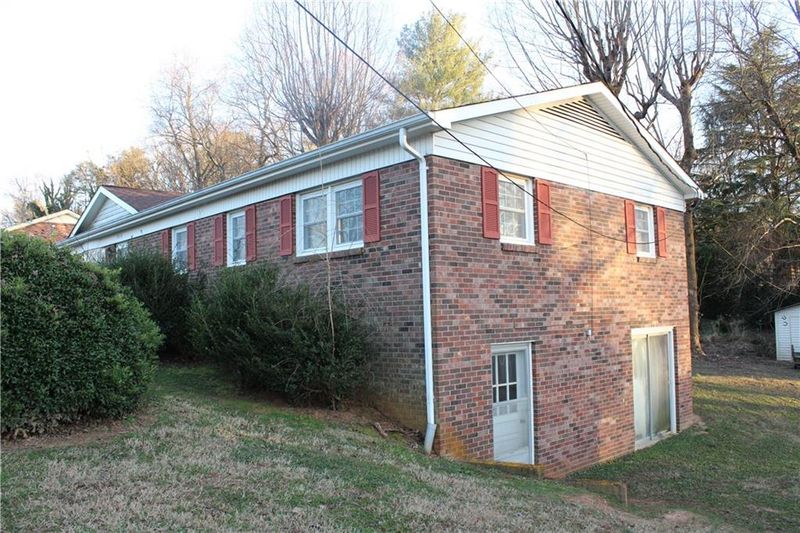 2430 32nd Ave NE, Hickory, NC 28601