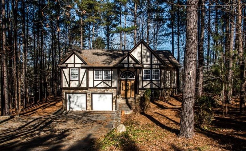 1218 Misty Ln, Hickory, NC 28601