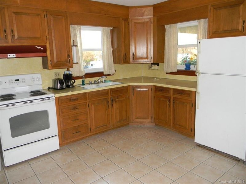 902 7th St SW, Conover, NC 28613