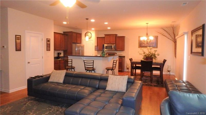 913 Rook Rd, Charlotte, NC 28216