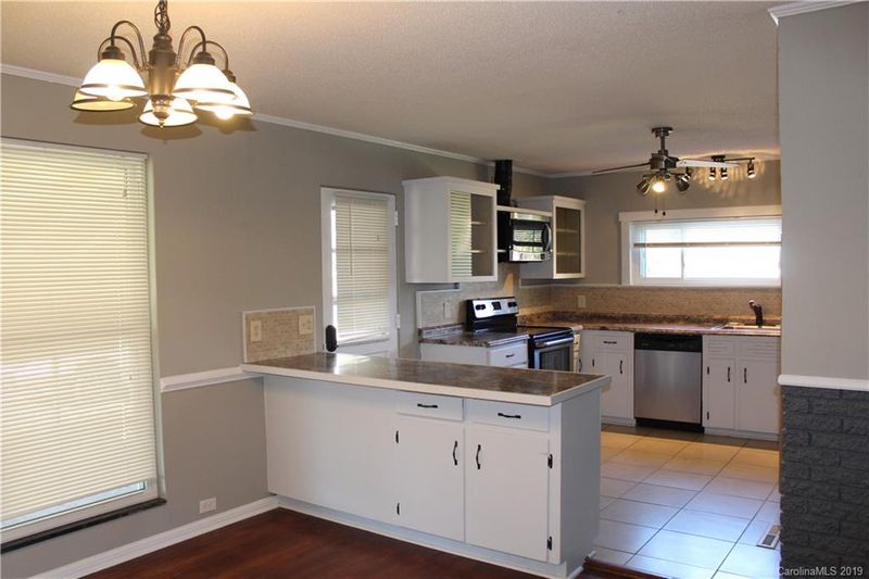 926 Woodlawn Rd E, Charlotte, NC 28209