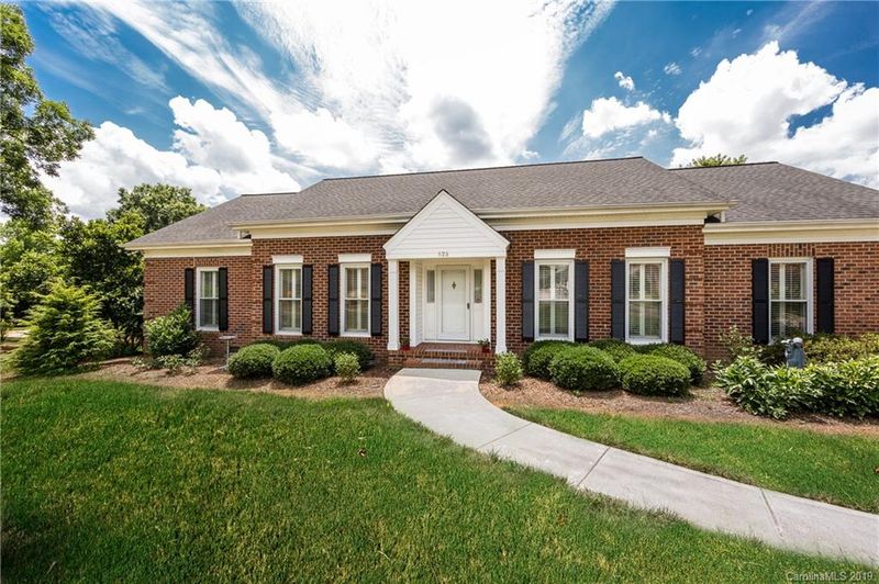 525 Briarpatch Ln, Charlotte, NC 28211