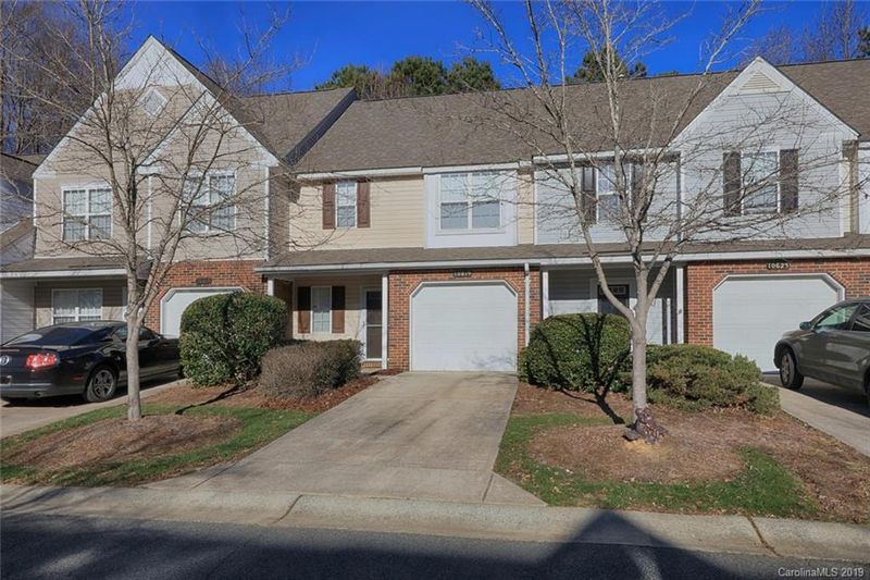 10619 Sleigh Bell Ln, Charlotte, NC 28216