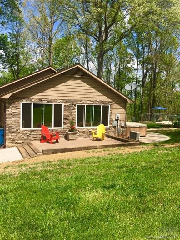 1670 Corral Dr, Hickory, NC 28602