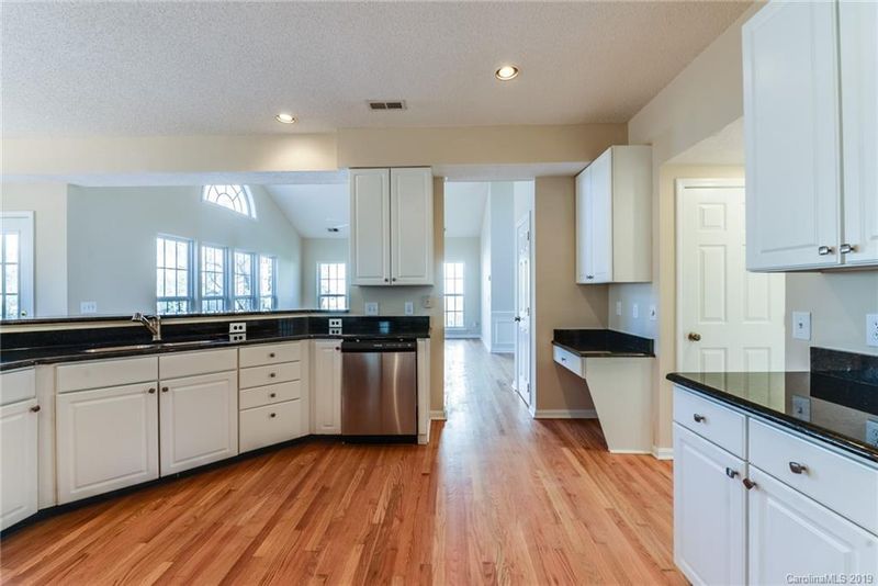 7327 Ridgefield Dr, Charlotte, NC 28269