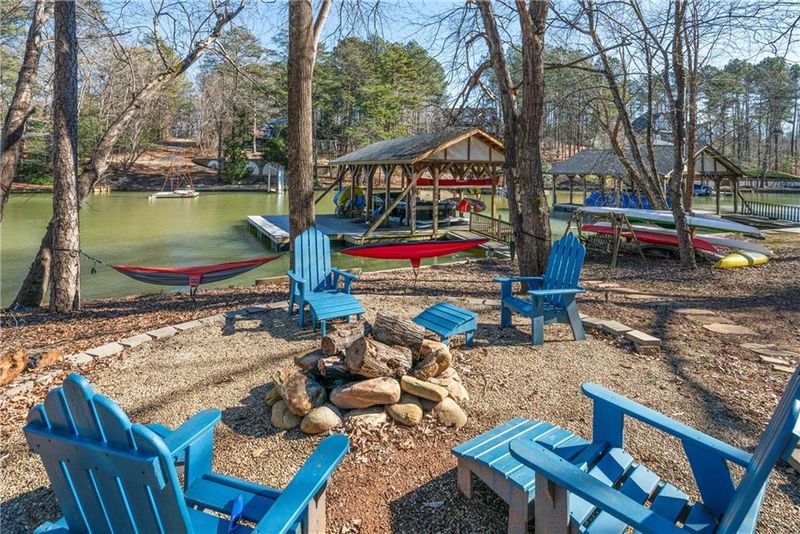 1364 Misty Ln, Hickory, NC 28601