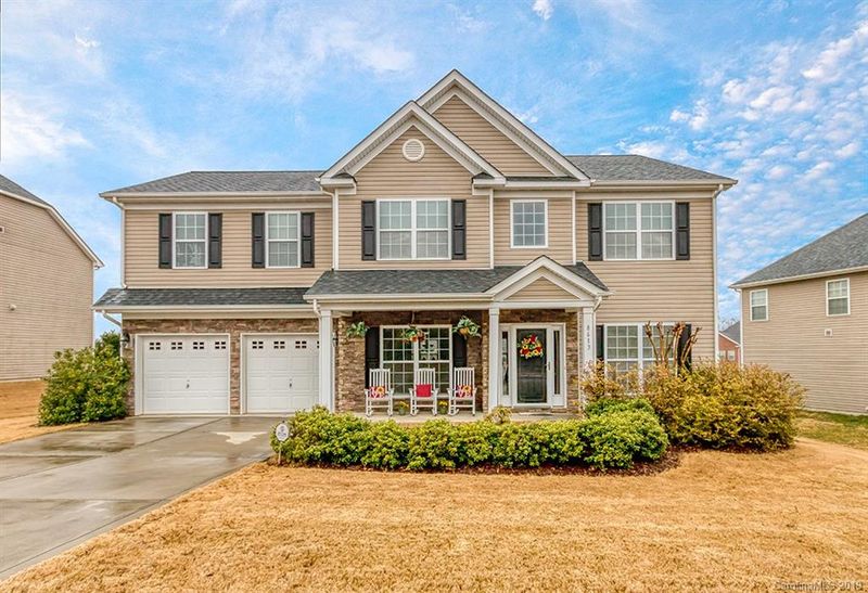 8613 Warwick Ln, Harrisburg, NC 28075