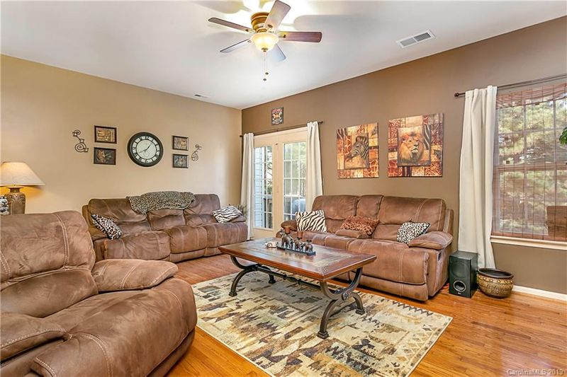 9914 Treeside Ln, Matthews, NC 28105