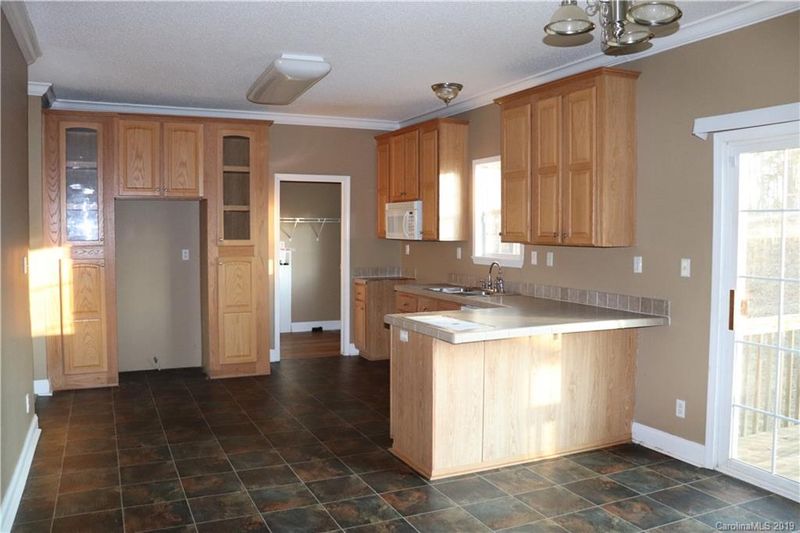 304 Forest Hollow Dr, Statesville, NC 28677