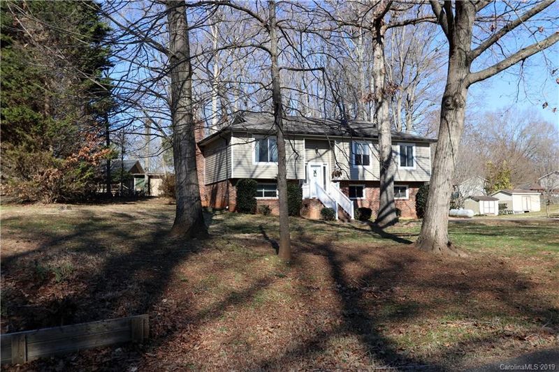 1001 Tangle Dr, Hickory, NC 28602
