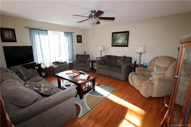 1001 Tangle Dr, Hickory, NC 28602