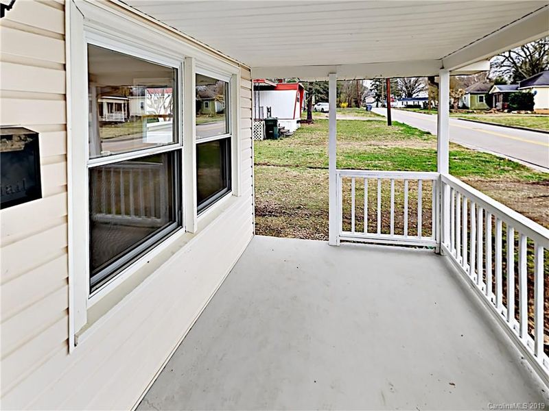 211 Hampshire Ln, Clover, SC 29710