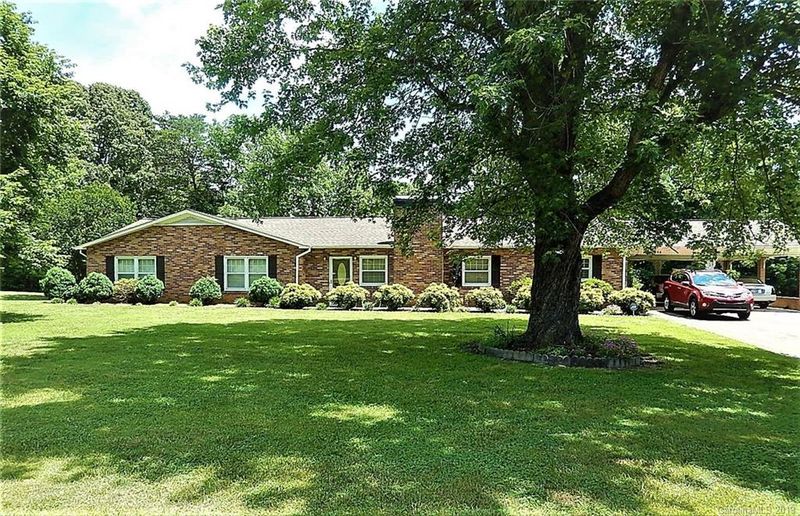 3252 18th St NE, Hickory, NC 28601