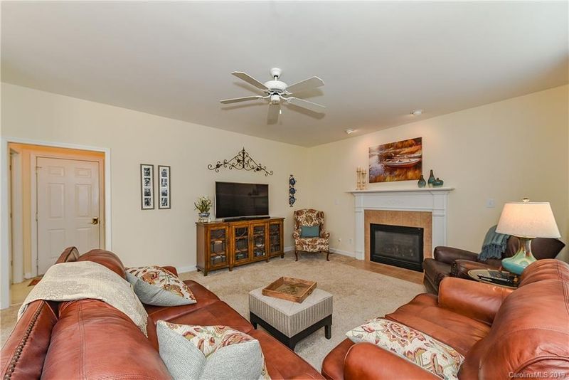 8141 Glamorgan Ln, Matthews, NC 28104