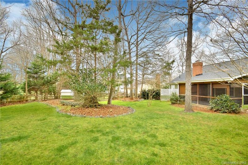 8810 Golf Ridge Dr, Charlotte, NC 28277