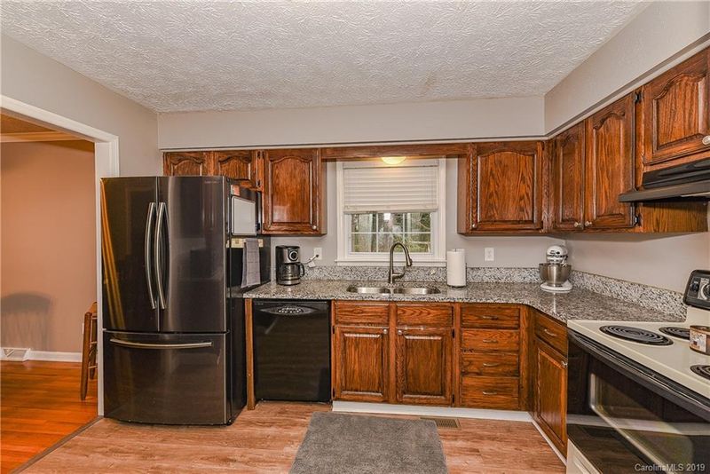 5723 Idlebrook Dr, Charlotte, NC 28212