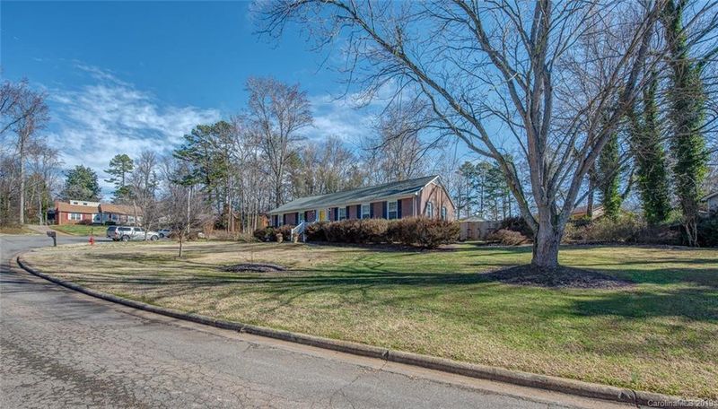 1726 Farm Pond Ct, Gastonia, NC 28054
