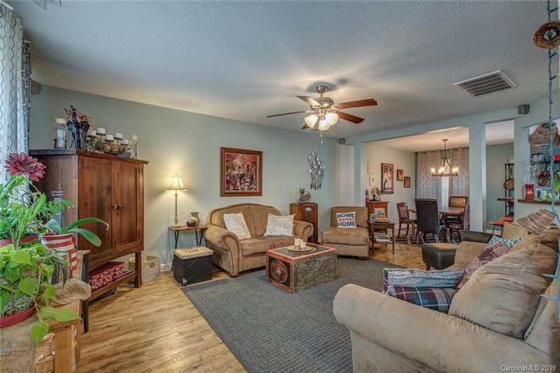 900 Crowders Woods Dr, Gastonia, NC 28052