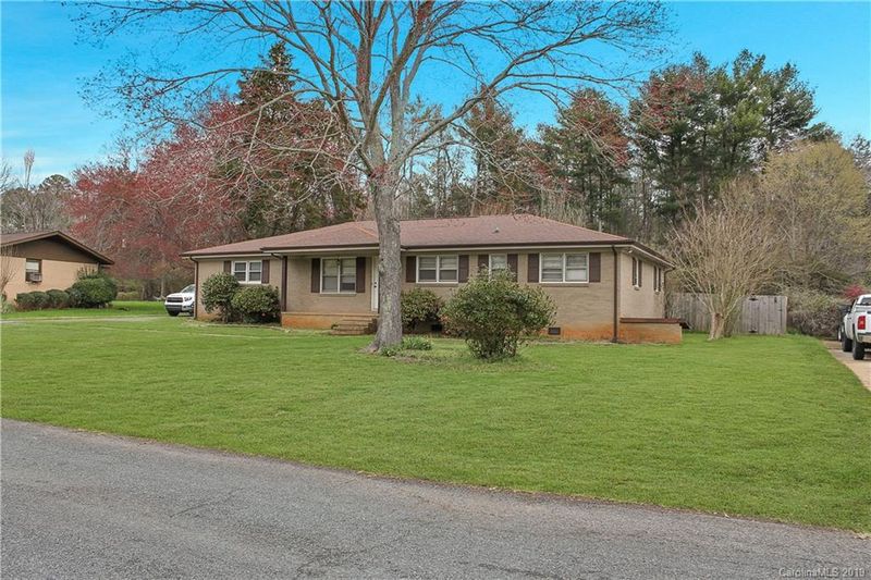 8720 Holiday Dr, Charlotte, NC 28215
