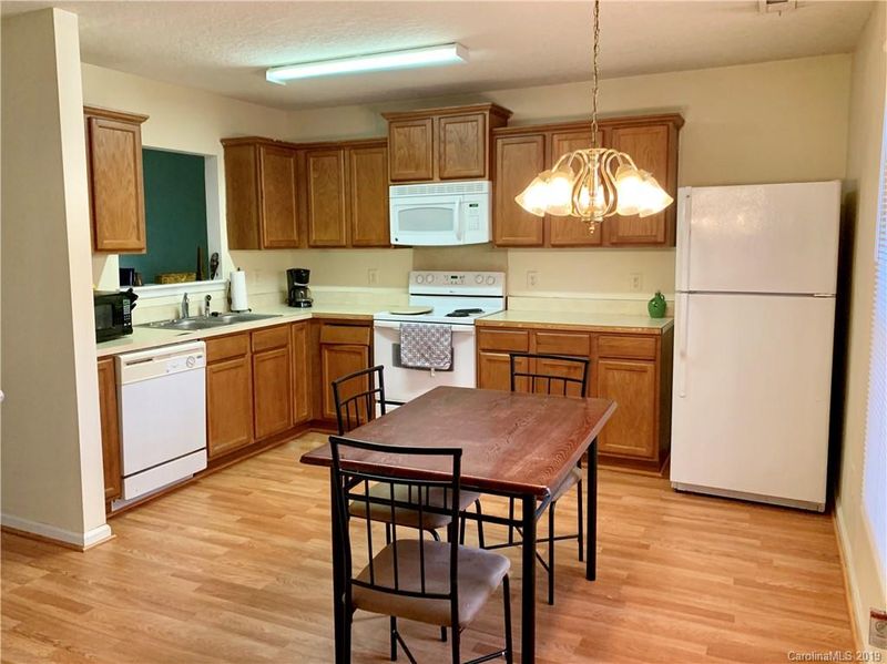 402 Bent Leaf Ct, Charlotte, NC 28216
