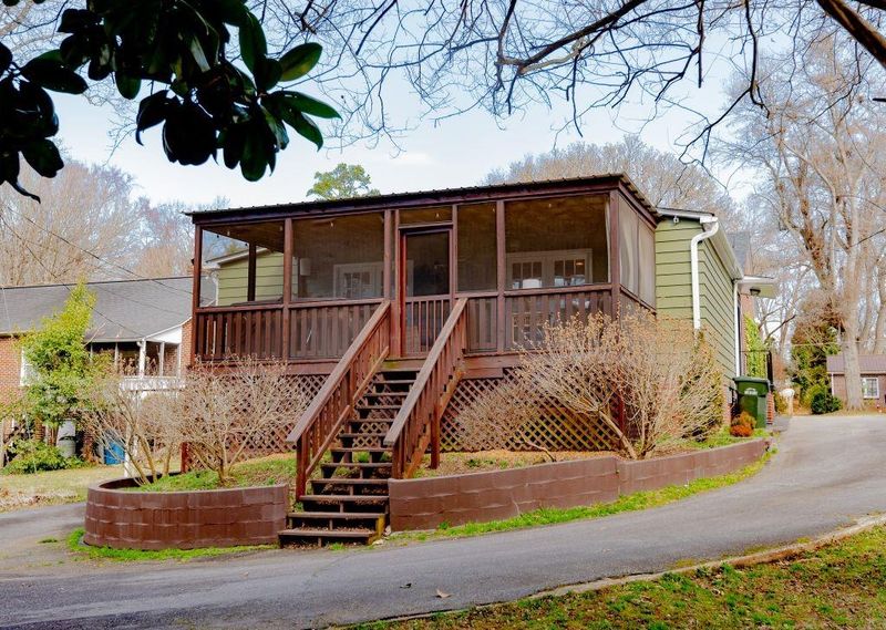 357 7th Ave, Hickory, NC 28601