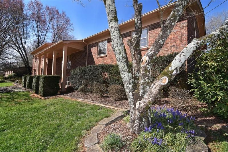 1012 2nd St SE, Conover, NC 28613