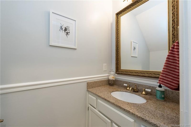 720 Walnut Point Dr, Matthews, NC 28105