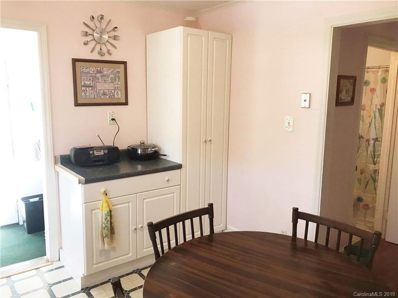1128 Noles Dr, Mount Holly, NC 28120
