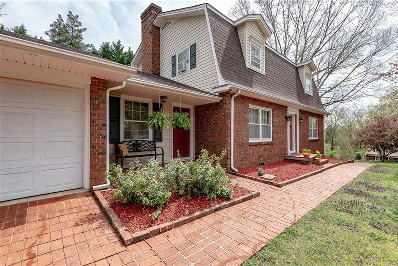2004 10th Street Ln NW, Hickory, NC 28601