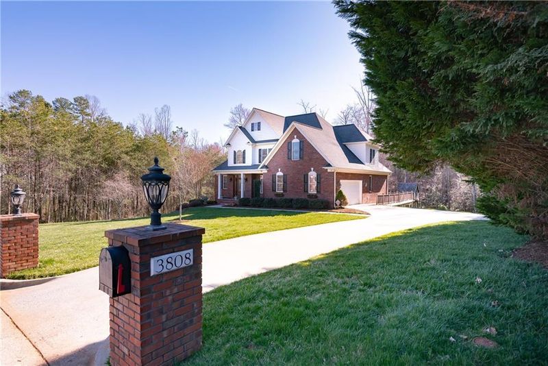 3808 Pinecrest Dr NE, Hickory, NC 28601