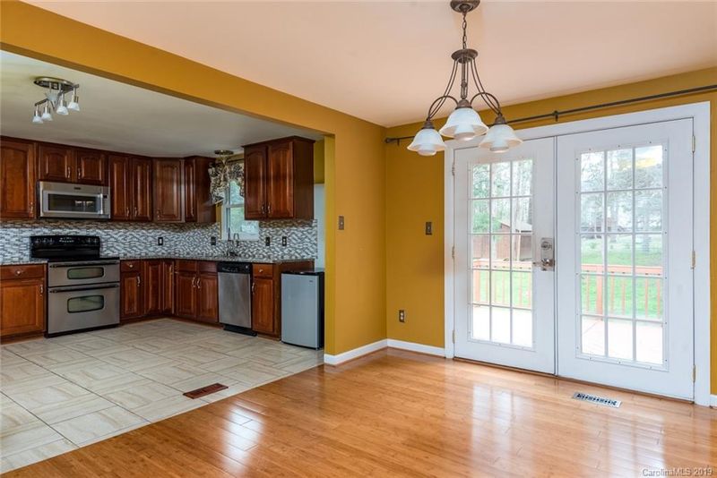 10017 Stoneleigh Ln, Charlotte, NC 28277