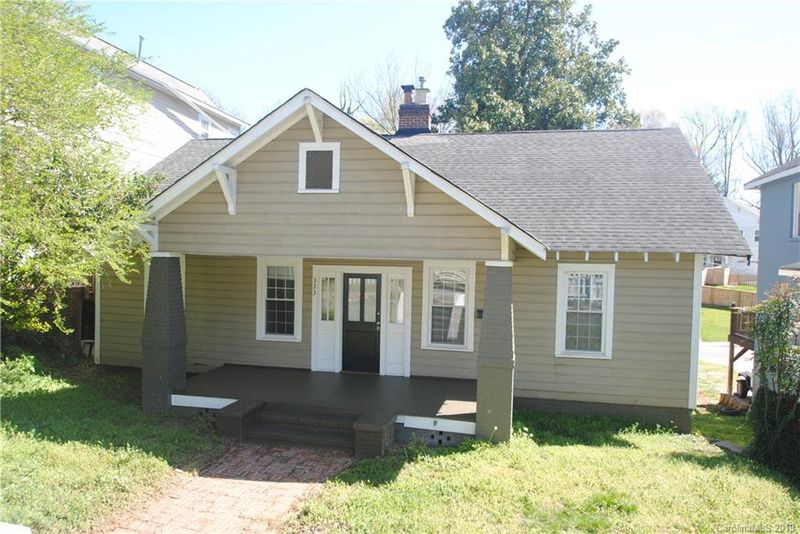 323 Woodvale Pl, Charlotte, NC 28208