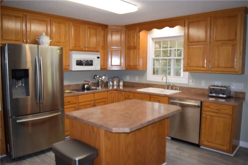 1053 Walnut Acres Dr, Hickory, NC 28602