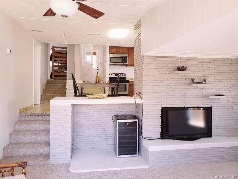 6246 Reitzel Dr, Hickory, NC 28601