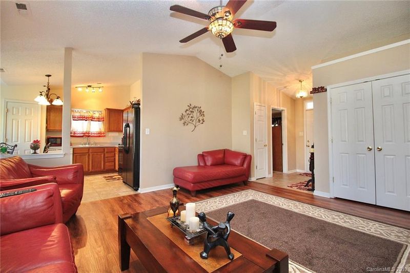 13105 Planters Row Dr, Charlotte, NC 28278