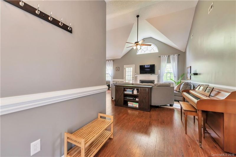 4015 River Falls Dr, Lowell, NC 28098